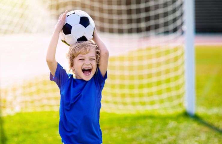 Bambino-con-un-pallone