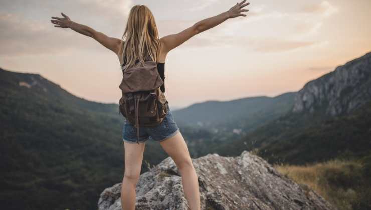 ragazza in cima a montagna